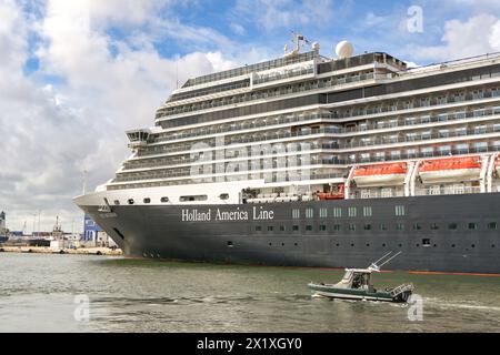 Fort Lauderdale, Floride, États-Unis - 3 décembre 2023 : navire de croisière Nieuw Amsterdam amarré dans le port de Fort Lauderdale. Il est exploité par Holland America Banque D'Images