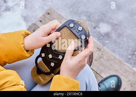 Revêtement en caoutchouc antidérapant avec pointes est attaché aux chaussures d'hiver pour une meilleure traction sur des conditions verglacées. Banque D'Images