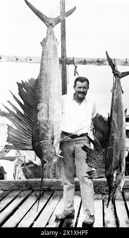 Ernest Hemingway (1899-1961 ) Portrait de l'auteur posant avec Sailfish. Dans Key West Island - 1940 Banque D'Images