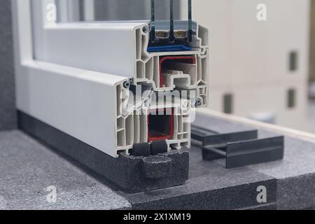 Cadre de fenêtre en PVC en vue rapprochée. Industrie Banque D'Images