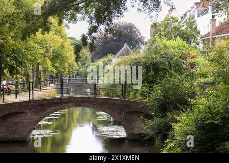 Ponts sur le canal dans le centre de la ville médiévale d'Amersfoort. Banque D'Images