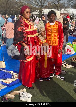 Les musulmans se réunissent pour la prière au Parade Grounds de Prospect Park après le mois de Ramadan à l'Aïd al-Fitr à Brooklyn, New York. Banque D'Images