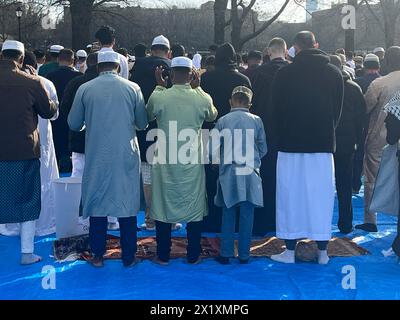 Les musulmans se réunissent pour la prière au Parade Grounds de Prospect Park après le mois de Ramadan à l'Aïd al-Fitr à Brooklyn, New York. Banque D'Images