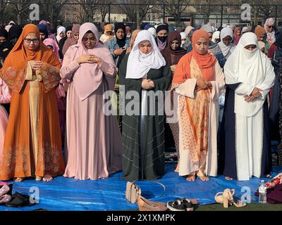 Les musulmans se réunissent pour la prière au Parade Grounds de Prospect Park après le mois de Ramadan à l'Aïd al-Fitr à Brooklyn, New York. Banque D'Images