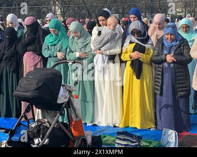 Les musulmans se réunissent pour la prière au Parade Grounds de Prospect Park après le mois de Ramadan à l'Aïd al-Fitr à Brooklyn, New York. Banque D'Images