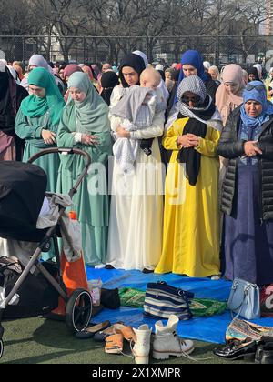 Les musulmans se réunissent pour la prière au Parade Grounds de Prospect Park après le mois de Ramadan à l'Aïd al-Fitr à Brooklyn, New York. Banque D'Images