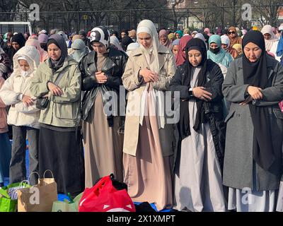 Les musulmans se réunissent pour la prière au Parade Grounds de Prospect Park après le mois de Ramadan à l'Aïd al-Fitr à Brooklyn, New York. Banque D'Images