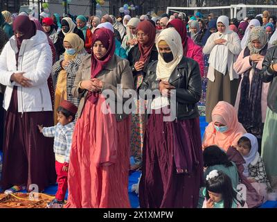 Les musulmans se réunissent pour la prière au Parade Grounds de Prospect Park après le mois de Ramadan à l'Aïd al-Fitr à Brooklyn, New York. Banque D'Images