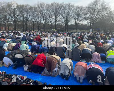 Les musulmans se réunissent pour la prière au Parade Grounds de Prospect Park après le mois de Ramadan à l'Aïd al-Fitr à Brooklyn, New York. Banque D'Images