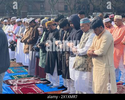 Les musulmans se réunissent pour la prière au Parade Grounds de Prospect Park après le mois de Ramadan à l'Aïd al-Fitr à Brooklyn, New York. Banque D'Images