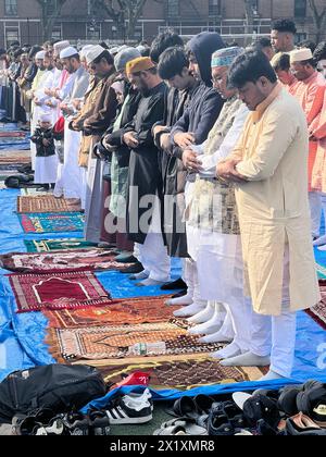 Les musulmans se réunissent pour la prière au Parade Grounds de Prospect Park après le mois de Ramadan à l'Aïd al-Fitr à Brooklyn, New York. Banque D'Images