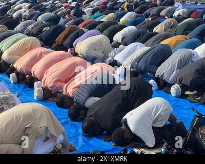 Les musulmans se réunissent pour la prière au Parade Grounds de Prospect Park après le mois de Ramadan à l'Aïd al-Fitr à Brooklyn, New York. Banque D'Images