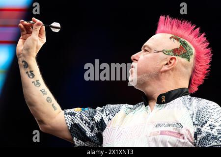 ROTTERDAM, PAYS-BAS - 18 AVRIL : Peter Wright de l'Écosse lors de la BetMGM premier League Darts - Rotterdam 2024 à Ahoy le 18 avril 2024 à Rotterdam, pays-Bas. (Photo de Joris Verwijst/BSR Agency) Banque D'Images