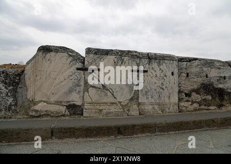 Détail de l'inscription latine sur le pont emblématique de Tibère à Rimini Banque D'Images