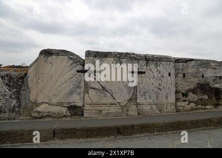 Détail de l'inscription latine sur le pont emblématique de Tibère à Rimini Banque D'Images