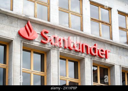 Logo Red Santander Bank sur une façade d'un bâtiment moderne de succursale bancaire intégré dans un cadre urbain. News shot, concept d'entreprise espagnole Santander, Banque D'Images