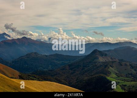 Vue aérienne sur un beau paysage de montagne avec des nuages dans un jour ensoleillé de Monte Generoso, Tessin, Suisse. Banque D'Images