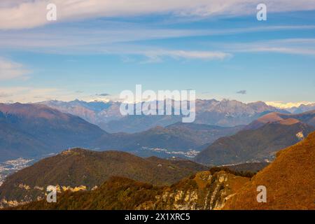 Vue aérienne sur un beau paysage de montagne avec des nuages dans une journée ensoleillée dans la vallée au Tessin, Suisse. Banque D'Images