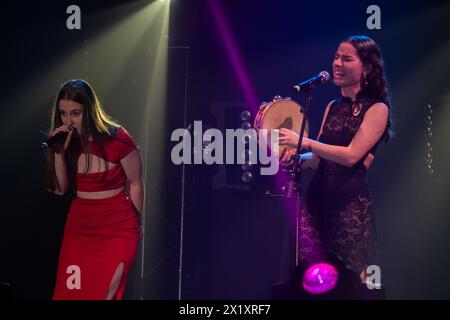 Fillas de Cassandra, duo musical galicien formé en 2022 par María SOA et Sara Faro, se produit en direct aux MIN Independent Music Awards 2024, Saragosse, Banque D'Images