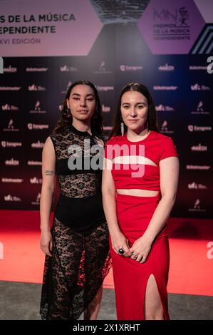 Fillas de Cassandra, duo musical galicien formé en 2022 par María SOA et Sara Faro, sur le tapis rouge des MIN Independent Music Awards 2024, Zarag Banque D'Images