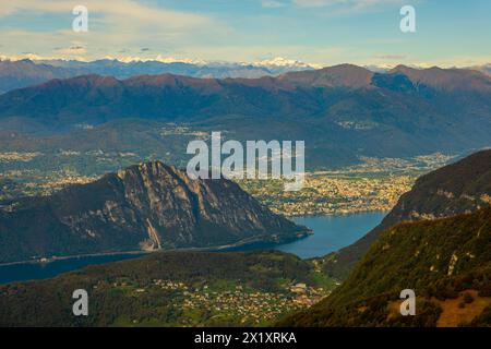 Vue aérienne sur le magnifique paysage montagneux avec la montagne enneigée et le lac de Lugano et la ville de Lugano dans une journée ensoleillée de Monte Generoso, Tessin, Swit Banque D'Images