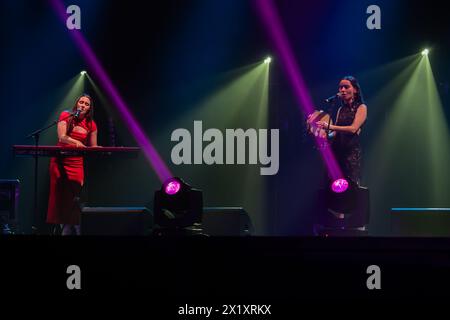 Fillas de Cassandra, duo musical galicien formé en 2022 par María SOA et Sara Faro, se produit en direct aux MIN Independent Music Awards 2024, Saragosse, Banque D'Images