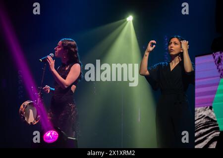 Fillas de Cassandra, duo musical galicien formé en 2022 par María SOA et Sara Faro, se produit en direct aux MIN Independent Music Awards 2024, Saragosse, Banque D'Images