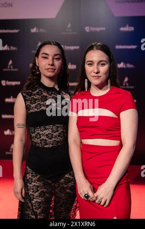 Fillas de Cassandra, duo musical galicien formé en 2022 par María SOA et Sara Faro, sur le tapis rouge des MIN Independent Music Awards 2024, Zarag Banque D'Images