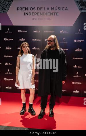 Zahara, lauréat du prix du meilleur artiste, avec Marti Perarnau, membres du groupe Juno, sur le tapis rouge au MIN Independent Music Award Banque D'Images