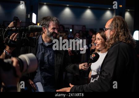 Zahara, lauréat du prix du meilleur artiste, avec Marti Perarnau, membres du groupe Juno, sur le tapis rouge au MIN Independent Music Award Banque D'Images