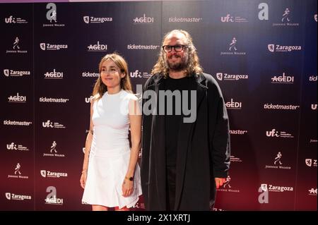 Zahara, lauréat du prix du meilleur artiste, avec Marti Perarnau, membres du groupe Juno, sur le tapis rouge au MIN Independent Music Award Banque D'Images