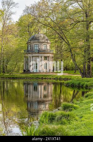 Pavillon anglais dans le parc du château de Pillnitz à Dresde, Saxe, Allemagne au printemps Banque D'Images