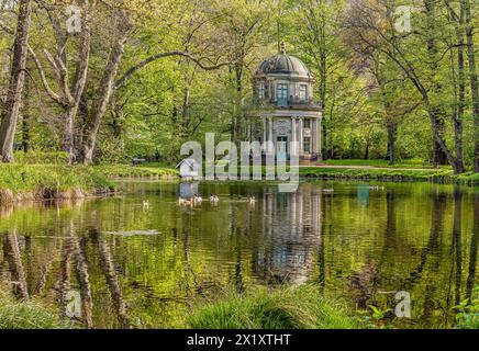 Pavillon anglais dans le parc du château de Pillnitz à Dresde, Saxe, Allemagne au printemps Banque D'Images