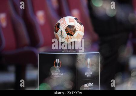 Londres, Royaume-Uni. 18 avril 2024. Le ballon avant le match de West Ham United FC contre Bayer 04 Leverkusen UEFA Europa League Quater-finals 2nd Leg match au London Stadium, Londres, Angleterre, Royaume-Uni le 18 avril 2024 Credit : Every second Media/Alamy Live News Banque D'Images