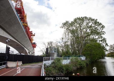 Londres, Royaume-Uni. 16 avril 2024. Le viaduc de Colne Valley partiellement construit pour la liaison ferroviaire à grande vitesse HS2 est illustré à côté du canal Grand Union. Le viaduc transportera HS2 à travers les lacs et les cours d’eau du parc régional de Colne Valley. Crédit : Mark Kerrison/Alamy Live News Banque D'Images