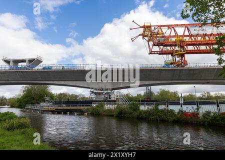 Londres, Royaume-Uni. 16 avril 2024. Une poutre de lancement de 700 tonnes est utilisée au-dessus du canal Grand Union pour la construction du viaduc de Colne Valley pour la liaison ferroviaire à grande vitesse HS2. Le viaduc transportera HS2 à travers les lacs et les cours d’eau du parc régional de Colne Valley. Crédit : Mark Kerrison/Alamy Live News Banque D'Images