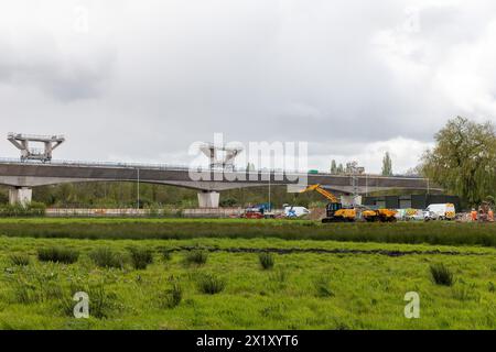 Londres, Royaume-Uni. 16 avril 2024. Viaduc de Colne Valley, partiellement construit, pour la liaison ferroviaire à grande vitesse HS2. Le viaduc transportera HS2 à travers les lacs et les cours d’eau du parc régional de Colne Valley. Crédit : Mark Kerrison/Alamy Live News Banque D'Images