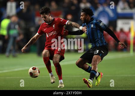 Bergame, Italie. 18 avril 2024. Dominik Szoboszlai du Liverpool FC retient Ederson d'Atalanta lors du match de l'UEFA Europa League au Stadio di Bergamo, Bergame. Le crédit photo devrait se lire : Jonathan Moscrop/Sportimage crédit : Sportimage Ltd/Alamy Live News Banque D'Images