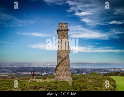 Surplombant la ville depuis les montagnes de Dublin, la cheminée du XVIIIe siècle avec escalier extérieur en colimaçon des mines de plomb Ballychorus, en Irlande Banque D'Images