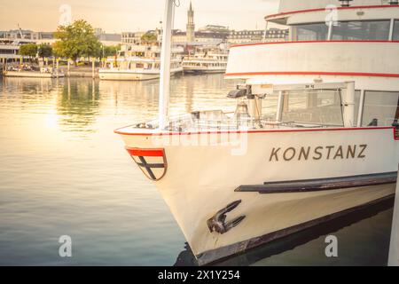 Description : navire Konstanz au port du lac constance dans les premières heures du matin. Port à vapeur, Constance, Bade-Württemberg, Allemagne, Europe. Banque D'Images