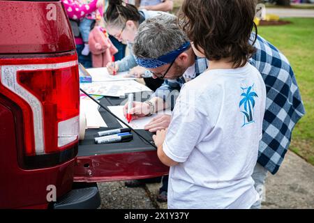 Prattville, Alabama, États-Unis-16 mars 2024 : adultes et enfants créent des panneaux de protestation faits à la main contre le conseil d'administration de la bibliothèque publique Autauga Prattville de Tru Banque D'Images