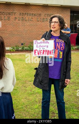 Prattville, Alabama, États-Unis-16 mars 2024 : une femme tient une pancarte de protestation fabriquée à la main tout en se tenant debout devant la bibliothèque publique Autauga Prattville dans un re Banque D'Images