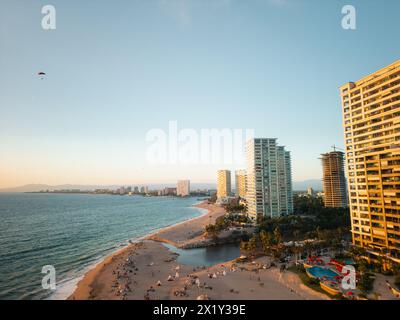 Vue aérienne à angle bas dans la zone hôtelière au-dessus de Play Del Holi regardant vers le parachutisme au coucher du soleil à Puerto Vallarta. Banque D'Images