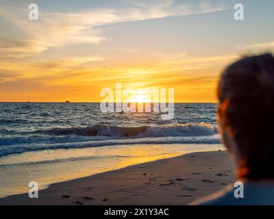 Femme regardant vers le coucher de soleil à Puerto Vallarta Mexique sur Banderas Bay de la zone Hôtel. Banque D'Images