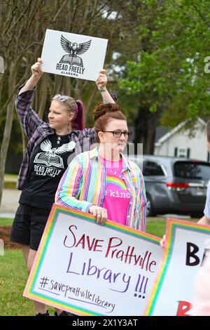 Prattville, Alabama, États-Unis-16 mars 2024 : des femmes tiennent des pancartes de protestation contre les actions récentes du conseil d'administration de la bibliothèque. Pour supprimer les livres LGBTQ+ et le Banque D'Images