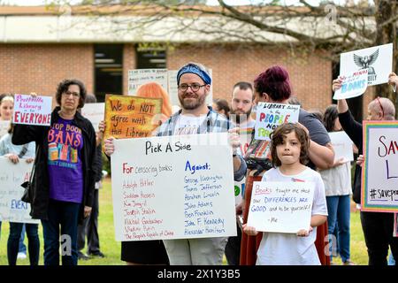 Prattville, Alabama, États-Unis-16 mars 2024 : hommes, femmes et enfants se rassemblent devant la bibliothèque de Prattville pour protester contre les actions récentes de la bibliothèque bo Banque D'Images