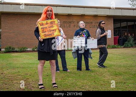 Prattville, Alabama, États-Unis-16 mars 2024 : les femmes tiennent des panneaux de protestation faits à la main tout en se tenant debout devant la bibliothèque publique de Prattville. Ils s'opposent à la rece Banque D'Images