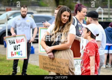 Prattville, Alabama, États-Unis-16 mars 2024 : une foule se rassemble avec des panneaux de protestation fabriqués à la main en opposition aux actions récentes du Pub Autauga Prattville Banque D'Images