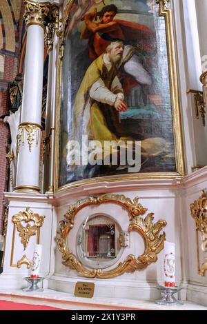 Autel et boîte en argent avec relique de préparation Valentine (Święty Walenty Relikwie) dans l'église de l'Assomption de Marie (Kościół farny pw Wniebowzięcia NMP Banque D'Images