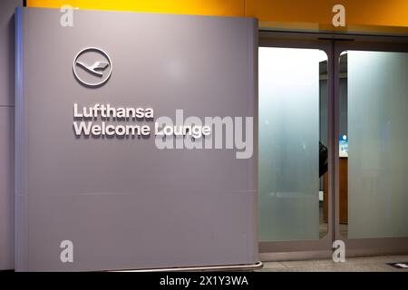 Entrée au salon d'accueil Lufthansa dans un aéroport Banque D'Images